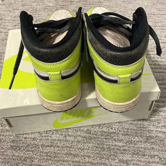 Jordan 1 Retro High OG Volt.  Youth (Men) 5 - Picture 5 of 7